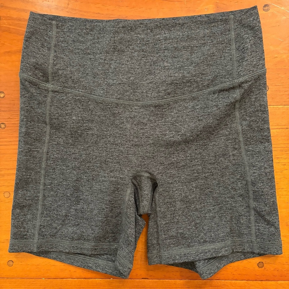 Like New Fleo Pedal Short 6” No Front Seam Higher Rise Magnet Black Bounce